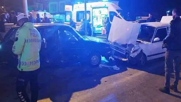 FETHİYE'DE İKİ OTOMOBİLİN ÇARPIŞTIĞI KAZADA 10 KİŞİ YARALANDI