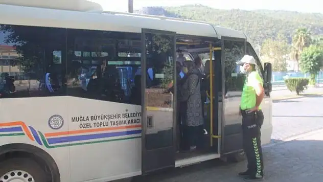 Fethiye'de minibüslere Kovid-19 denetimleri sürüyor