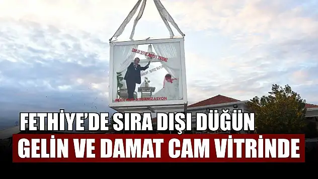 Fethiye'de sıra dışı düğün: Gelin ve damat cam vitrinde