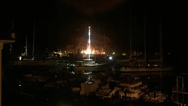 FETHİYE'DE TERSANE YANGINI: 4 AHŞAP TEKNE ZARAR GÖRDÜ