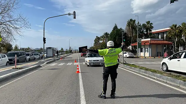 Fethiye Devlet Hastanesi önünde motosiklet ve otomobillere yönelik uygulama