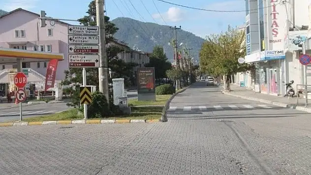 Yasakların ikinci gününde Fethiye sokakları...