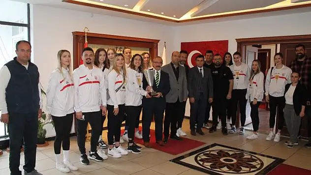 FETHİYE'NİN SULTANLARI KUPAYI FETHİYE'YE GETİRDİ KAYMAKAM KARAMAN ZİYARET EDİLDİ