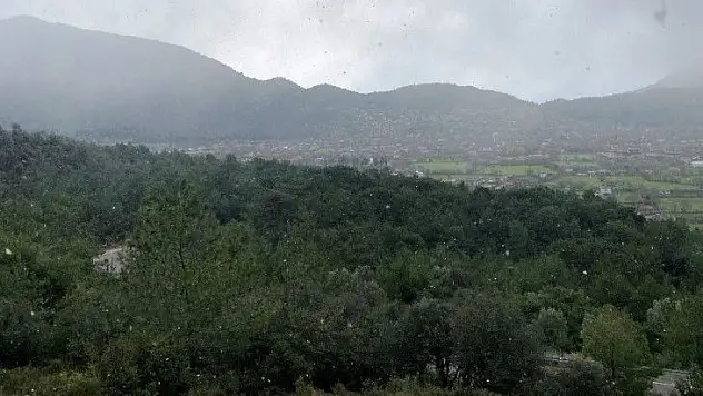 Fethiye'ye kar yağdı, vatandaşlar şaşırdı