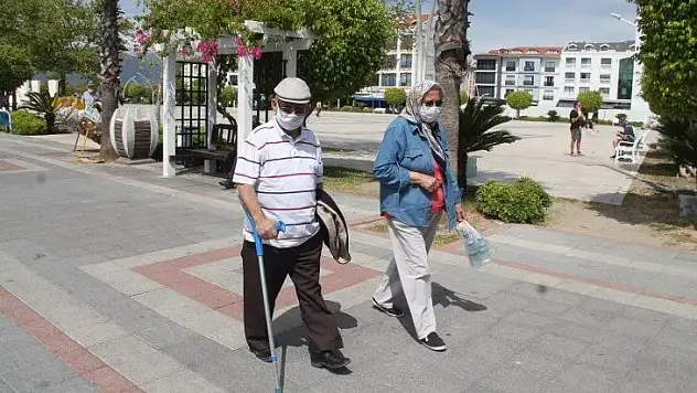 Fethiye'de yaşlılar bir kez daha sokağa çıktı