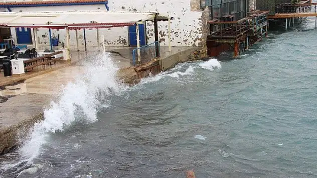 Fırtına mültecilere geçit vermiyor