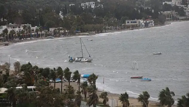 Fırtına tekneyi karaya sürükledi