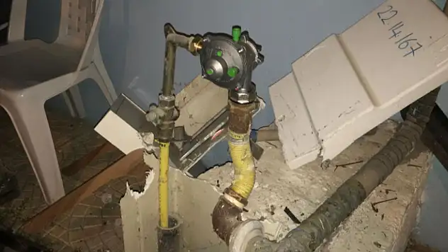 Gaz pedalı takılı kalan otomobil doğal gaz kutusuna çarptı