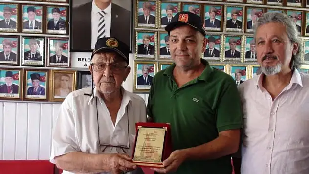 Gaziler Derneği'nden Emrah Doğu'ya plaket