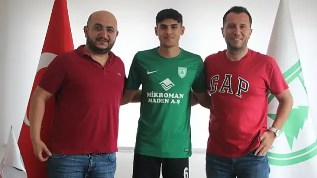 Genç futbolcudan profesyonelliğe ilk adım