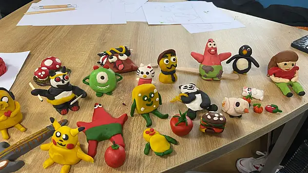 Gençler Sanat Çalışmalarına Katılıyor