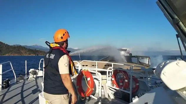 Göcek açıklarında yanan tekneden 4 kişi kurtarıldı