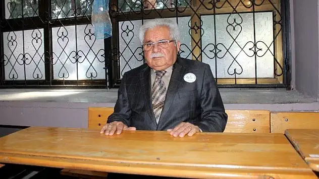 Gözleri 54 yıl önceki sınıf arkadaşlarını aradı