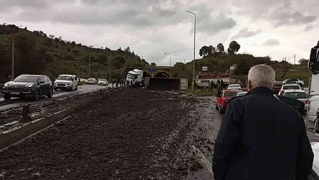 GÜBRE YÜKLÜ KAMYON DEVRİLDİ, KARAYOLUNDA 10 KİLOMETRE ARAÇ KUYRUĞU OLUŞTU