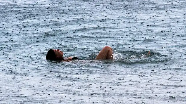 Ölüdeniz'de Yağmurla Birlikte Deniz Keyfi