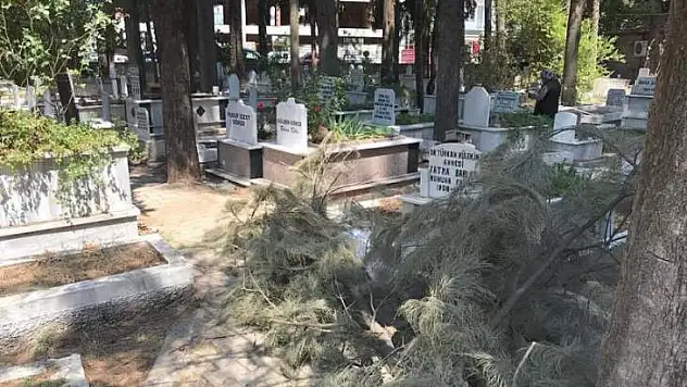 ARİFE GÜNÜ NEDENİYLE MEZARLIK ZİYARETLERİ