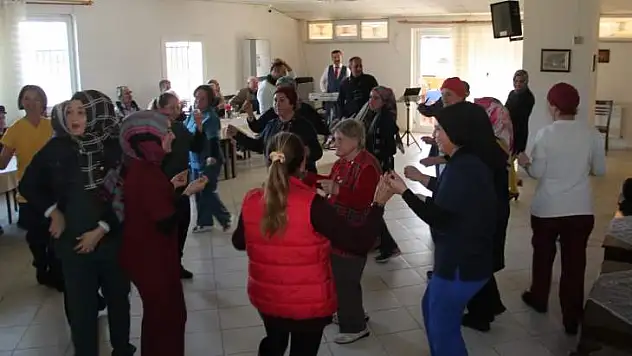 HUZUREVİ SAKİNLERİ YENİ YILI KUTLADI