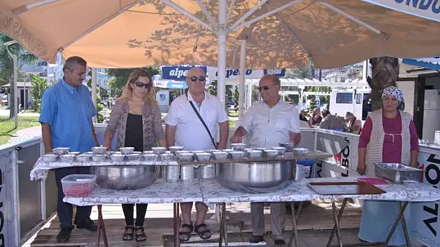 ALTI NOKTA KÖRLER DERNEĞİ AŞURE DAĞITTI