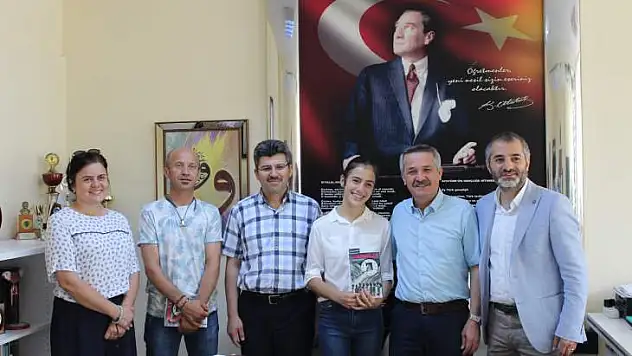 GENÇ YAZAR, KİTABINI İLÇE MİLLİ EĞİTİM MÜDÜRÜ KAYA İÇİN İMZALADI