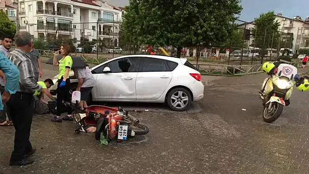 MOTOSİKLET OTOMOBİLE ÇARPTI, 1 YARALI