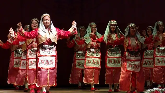 Halk oyunları gösterisi alkış aldı