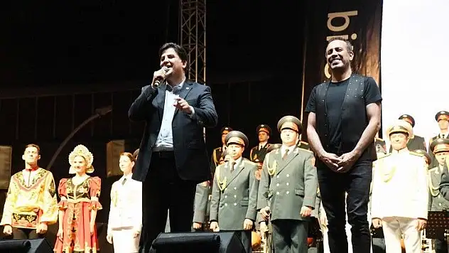 Haluk Levent ve Kızılordu Korosu, Fethiye'de Cumhuriyet marşlarını seslendirdi