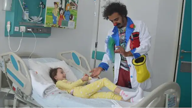 Hastanede tedavi gören çocuklara palyaço gösterisi