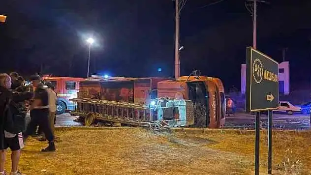 İtfaiye ekibi yangına giderken kaza yaptı 2 yaralı