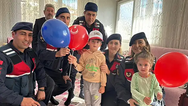 Jandarma, Ölümden Kurtardığı Küçük Aras'ı Unutmadı