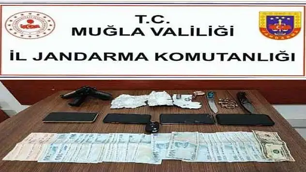 JANDARMA ŞÜPHELİ ARAÇTA SİLAH VE KESİCİ ALET ELE GEÇİRDİ