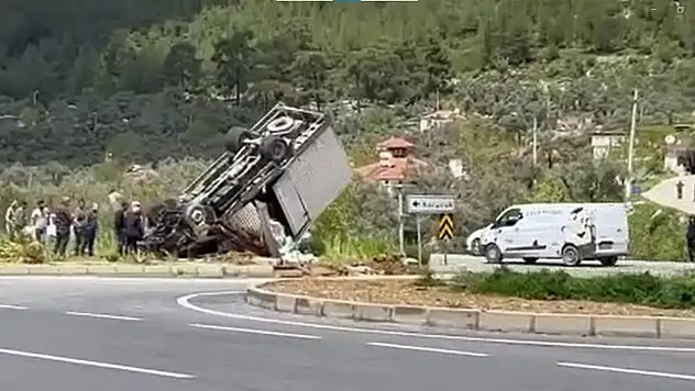 Kamyonet ters döndü