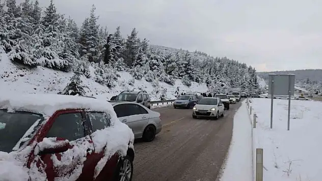 Kar Denizli'nin Antalya ve Muğla ile olan ulaşımında aksamalara neden oldu