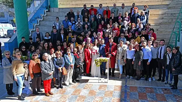 KARACA DEPREMZEDE ÇİFTİN NİKAHINI KIYDI