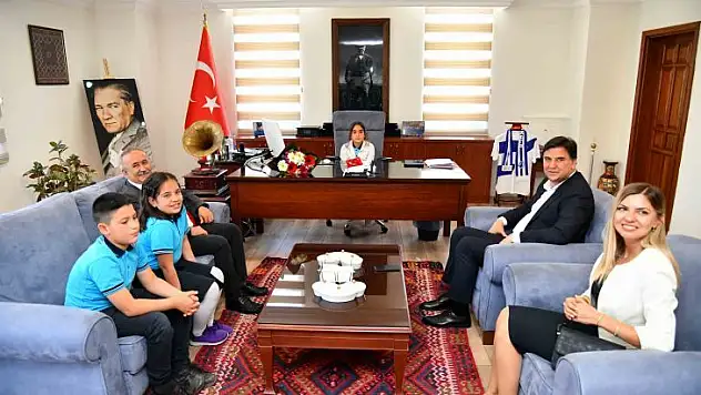 Karaca makamını minik Esra'ya bıraktı