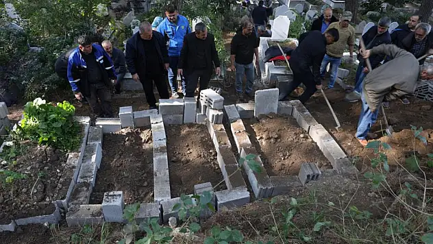Katledilen anne ve iki çocuğu yan yana toprağa verildi