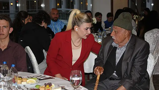 Kaymakam  depremzedeler ile iftarda buluştu