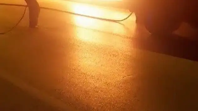 Kaza yaparak alev alan otomobildeki 2 kişi saniyelerle kurtuldu