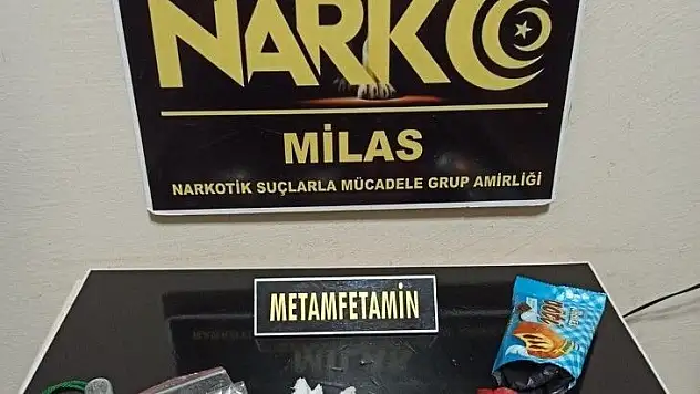 Kek paketinde uyuşturucu ile yakalandı