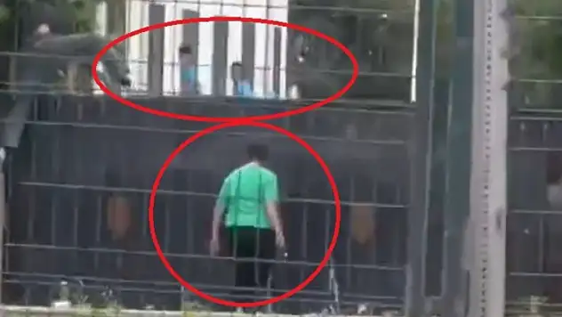 Kız öğrenci tabancayla okul kapısına dayandı