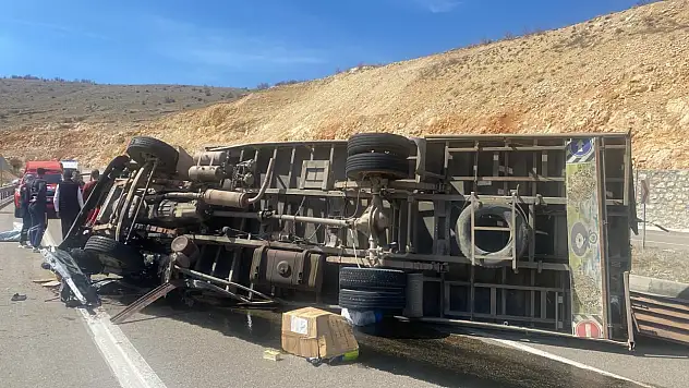 Kontrolden Çıkan Kamyon Devrildi: 1 Ölü, 1 Yaralı