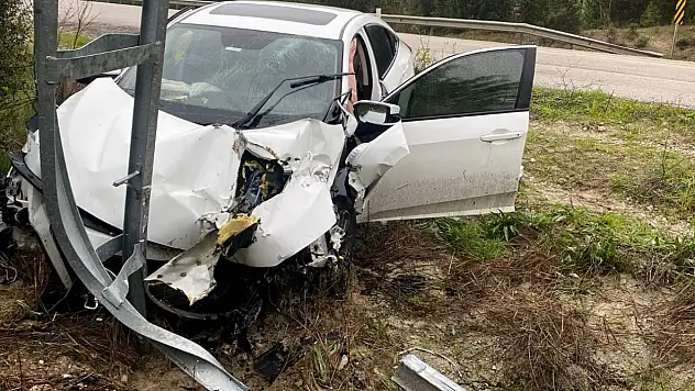 Kontrolden çıkan otomobil  direğe çarptı, 2 kişi yaralandı