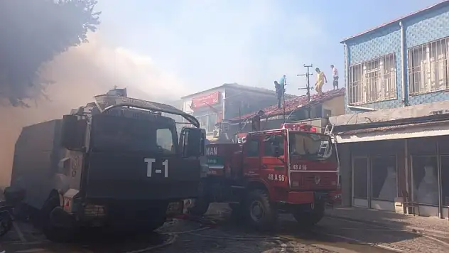 Korkutan yangın 13 iş yeri zarar gördü