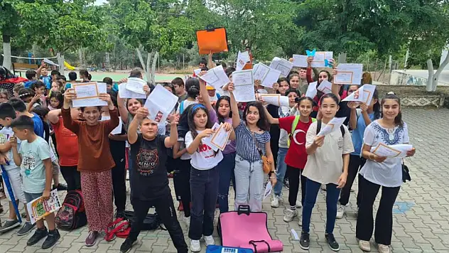 6774 öğrenci karne alarak tatile çıktı