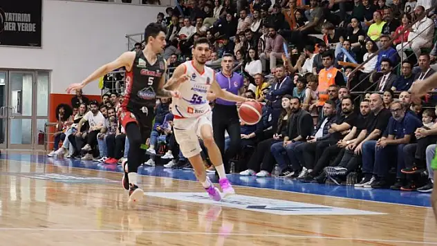 LİDER KENDİ EVİNDE YİNE SEYİRCİSİNİ COŞTURDU