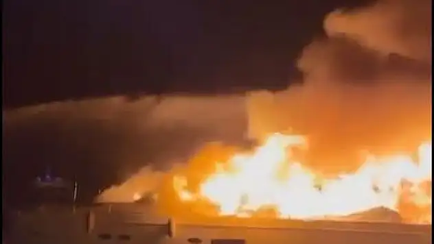 LÜKS YAT ALEV ALEV YANDI