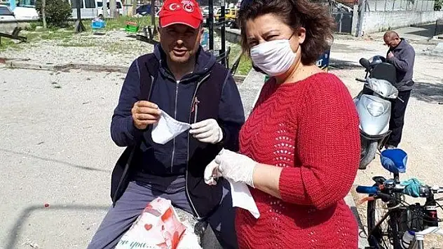 Mahalle Halkına Maske Dağıttı