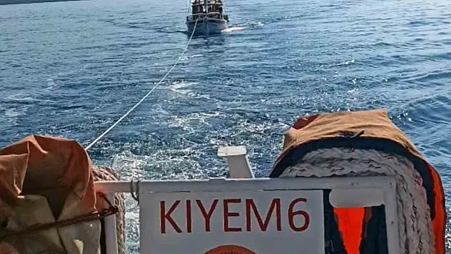 Makine arızası yapan tekneyi KIYEM ekipleri kurtardı