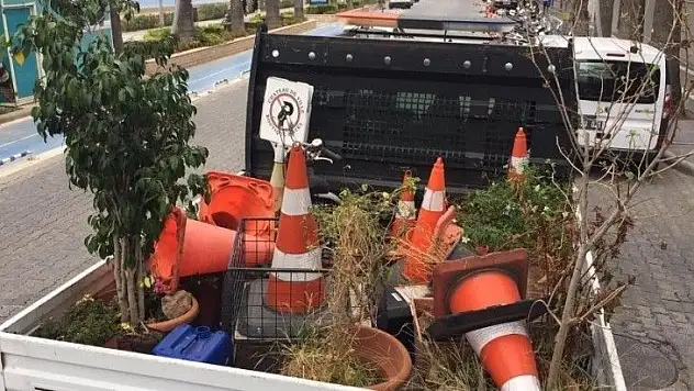 Marmaris'te araç parkını engelleyen malzemeler kaldırıldı