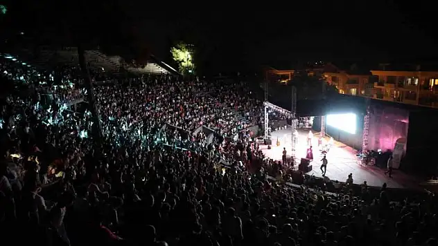 Marmaris'te binlerce çocuk hep birlikte şarkılar söyleyip doyasıya eğlendi