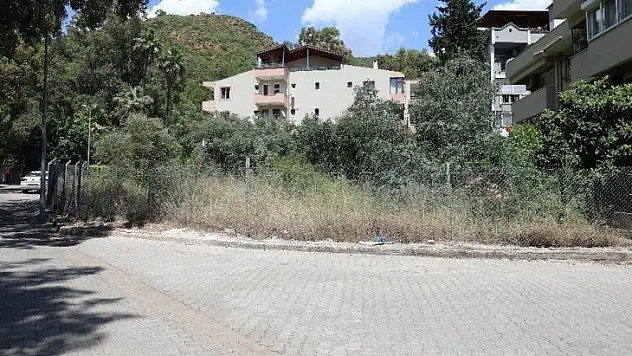 Marmaris'te boş arsalar temizleniyor